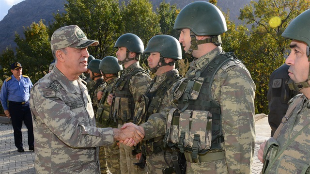 Genelkurmay Başkanı Orgeneral Hulusi Akar, şehit askerlerin görev yaptığı Büyüktepe Hudut Karakolu'nu ziyaret etti