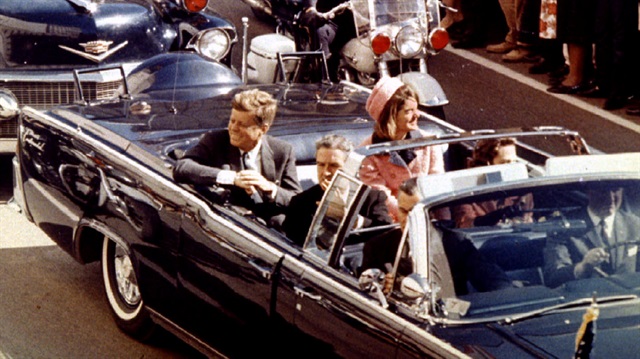 1992 yılında çıkartılan Kennedy Suikastı Kayıtları Yasası gereği, çoğunluğu FBI ve CIA’ya ait milyonlarca belgenin 25 sene içerisinde kamuyla paylaşılması gerekiyor.