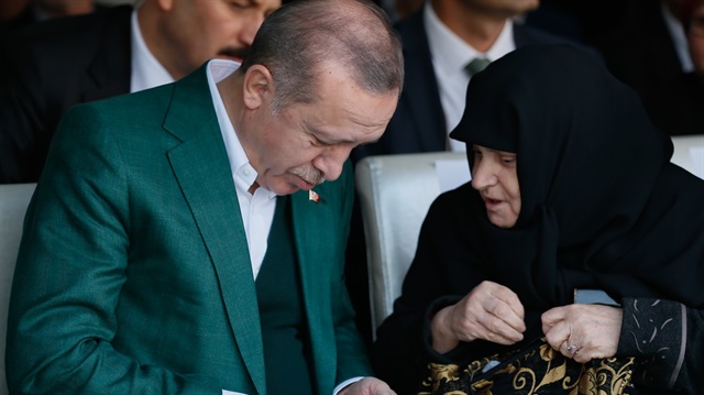 21 yıldır Erdoğan'ı görme hayali kuran yaşlı kadın hediyesiyle ziyarete gitti.