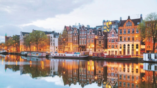 Hollanda'nın başkenti Amsterdam, hem doğa hem tarih tutkunları için ziyaret edilecek yerlerin başında gelen merkezlerden birisi. 
