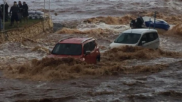 Mersin'de meydana gelen şiddetli yağış derelerin taşmasına neden oldu