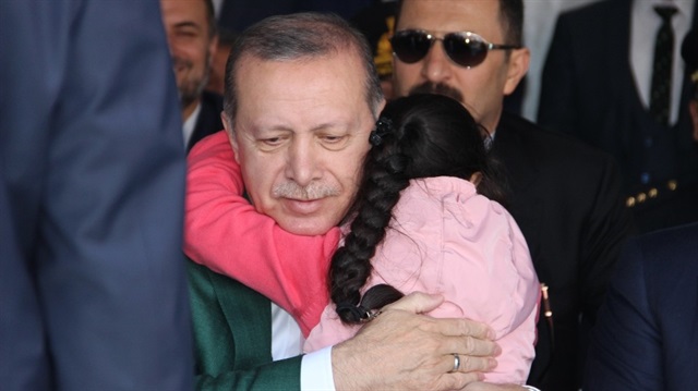9 yaşındaki Göksu, Cumhurbaşkanı Erdoğan'a böyle sarılmıştı.