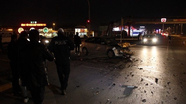 Sivas'ta trafik kazası meydana geldi ve kazada 4 kişi yaralandı. 
