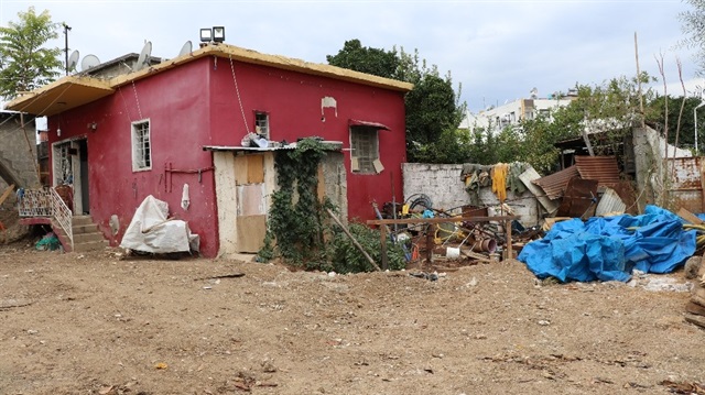 Tarsus'ta bir yıldır süren kazıda en dikkati çeken ev bu oldu. Kırmızı evden yeraltı şehrine kapı olduğu iddia ediliyor.