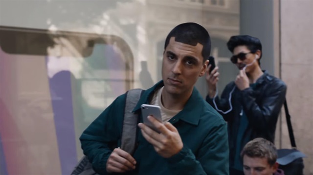 iPhone X sırasında bekleyen bir kişinin saç tıraşını iPhone X çentiği olarak yaptığı görülüyor.