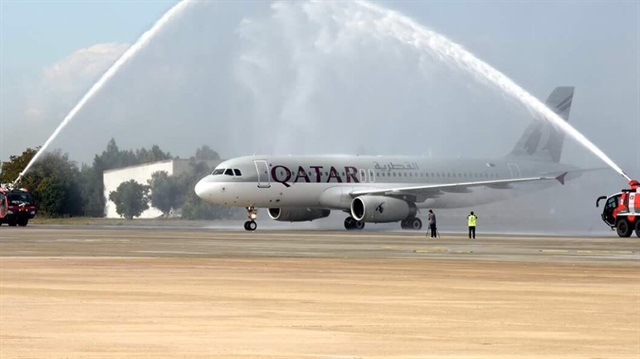 Katar'dan Adana'ya gelen ilk uçağa sürpriz karşılama.