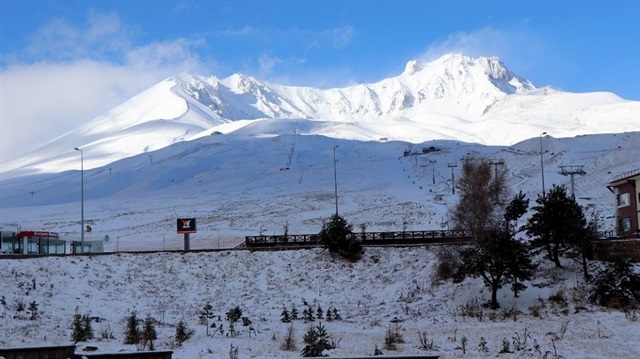 Erciyes'te yağan kar 10 santimetre kalınlığa ulaştı.