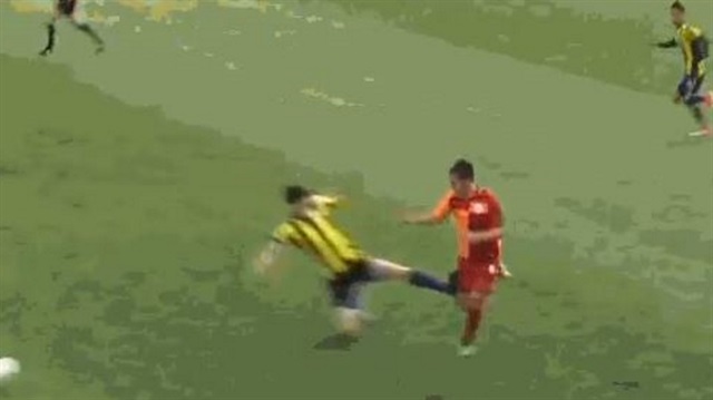 Fenerbahçe - Galatasaray derbisinde insanlık dışı faul!