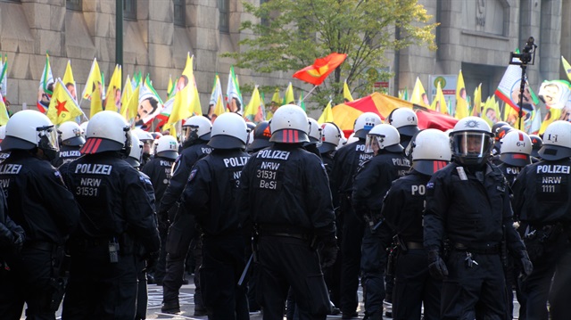 ​Almanya'nın Düsseldorf kentinde gösteri düzenleyen terör örgütü PKK yandaşları polisle çatıştı. 