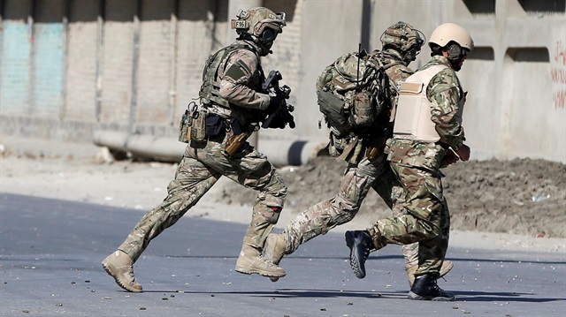 Afganistan'ın başkenti Kabil'de TV kanalına düzenlenen saldırı sonrası Afgan güvenlik güçleri bölgede.
