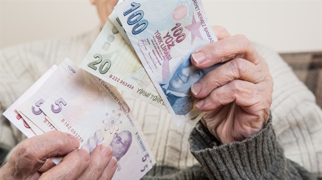 Yüzde 3.43'lük artışa göre en düşük maaş; 2000'den önce emekli olan SSK'lılarda bin 485 liradan bin 535 liraya, 2000-2008 arasında emekli olanlarda bin 165 liradan bin 204 liraya ulaşacak. 