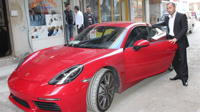 4 yıldır işsiz olan Engin Yiğenoğlu, Ünye'de Porsche marka otomobiliyle dikkat çekiyor.