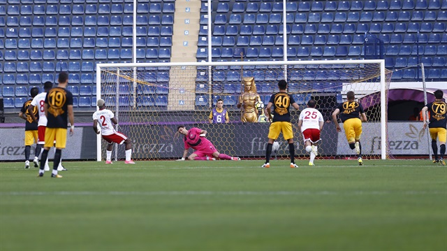 Sivassporlu Arouna Kone'nin Osmanlıspır ağlarına penaltıdan kaydettiği gol anı.
