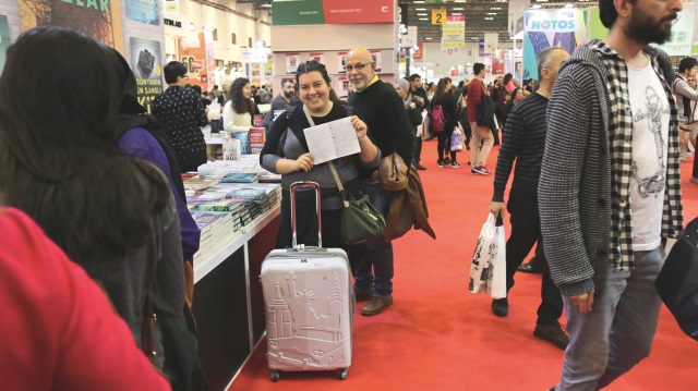​Uluslararası İstanbul Kitap Fuarı 36. kez kapılarını açarken birçok kitapsever, bir elinde liste bir elinde valizle stantları dolaştı.