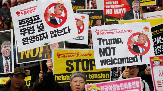 ABD Başkanı Donald Trump, Güney Kore ziyaretinde protesto edildi. Koreliler, 'Hoş gelmedin Trump, savaşını ülkemize taşıma' pankartları taşıdı. 