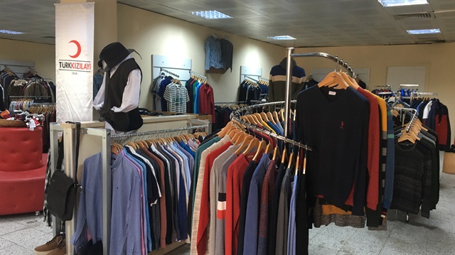 Kızılay'ın başlattığı proje kapsamında Yıldız Teknik Üniversitesinde açılan Yıldız Butik'te ihtiyaç sahibi öğrenciler ücretsiz giysi temin edebiliyor.
