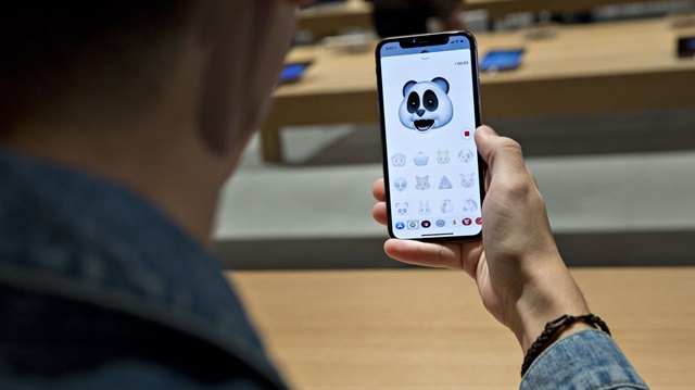 Apple Store'da iPhone X'in animoji özelliğini test eden bir kullanıcı. 