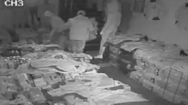 Bayrampaşa'da bir mağazanın kapısını demir sopayla kırarak giren hırsızlar 10 dakikada mağazadan yaklaşık 10 bin liralık malzemeyi çaldılar.