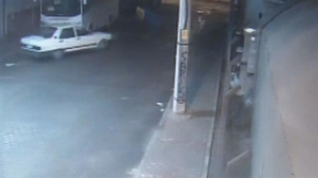 İzmir/Bornovo'da 10 saniyede otomobilin kapısını açmayı başaran hırsız kayıplara karıştı.