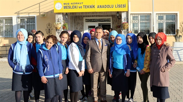 معلمون أتراك يطوفون القرى لإعادة الفتيات المتسربات إلى مدارسهن