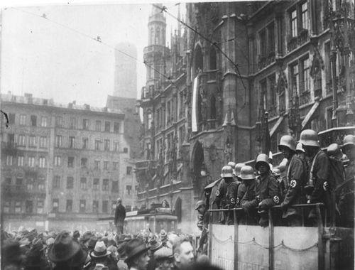 Basarisiz Bir Darbe Girisimi Hitler Hapse Girdi