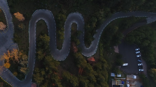 Drone ile görüntülenen yol, yılanı andırıyor.