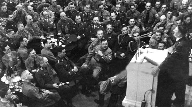Nazi lideri Adolf Hitler, 1923 yılında 'birahane' denilen mekanda topladığı Bavyeralı yetkililere 'darbe yapıyorum' dedi. 