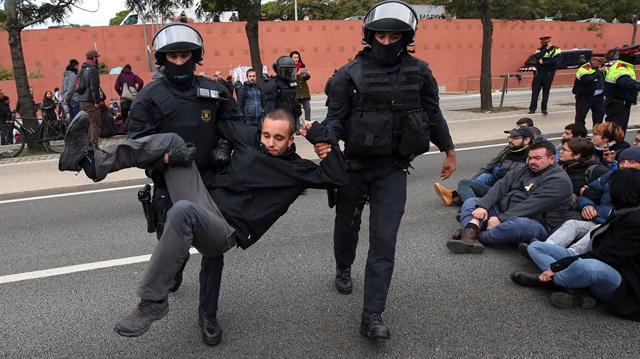 Katalan liderlerin tutuklanması ve Katalonya Yerel Meclisi'nin feshedilmesi kararı protesto ediliyor. Polis, göstericilere müdahalede bulunuyor. 