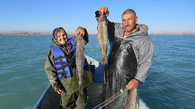 30 yıldır balıkçılık yapan Yılmaz çifti 5 çocuk büyütmüş.