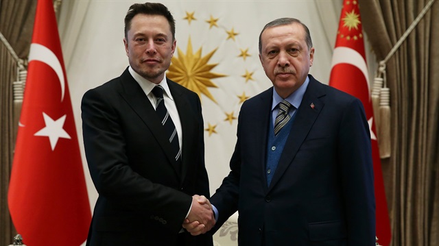 Cumhurbaşkanı Erdoğan ve Elon Musk, üzerinde Türksat yazan SpaceX Falcon 9 roketlerine bakıyor. 
