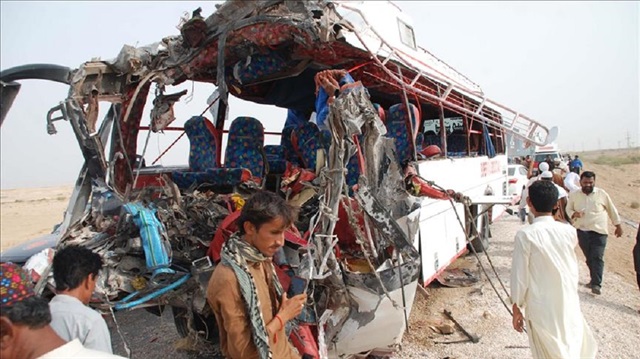 Pakistan'da kaza yapan otobüs