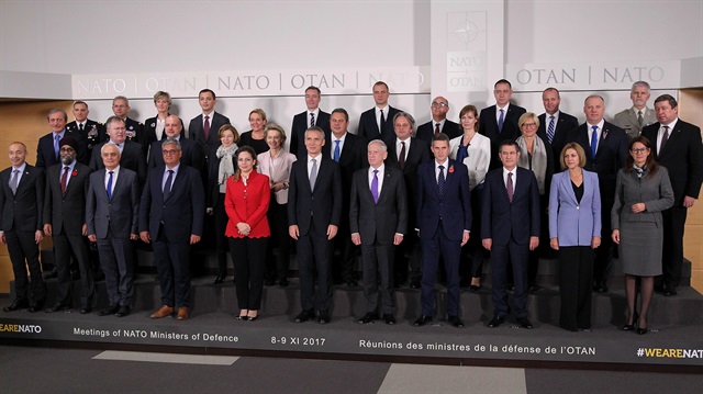 NATO Savunma Bakanları Toplantısı kapsamında çekilen "aile fotoğrafı"nı kadın bakanlar renklendirdi.  