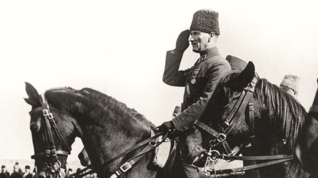 Genelkurmay Başkanlığınca, Atatürk’ün, Cumhuriyet öncesi ve sonrasına ilişkin az bilinen fotoğrafları ile bazı belgeler paylaşıldı.
