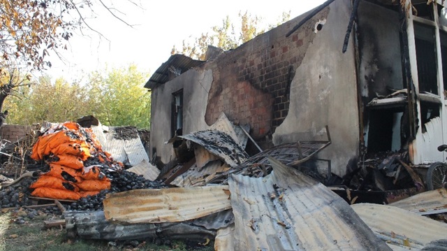 Patlama sonucu evin bir bölümü yıkıldı. 
