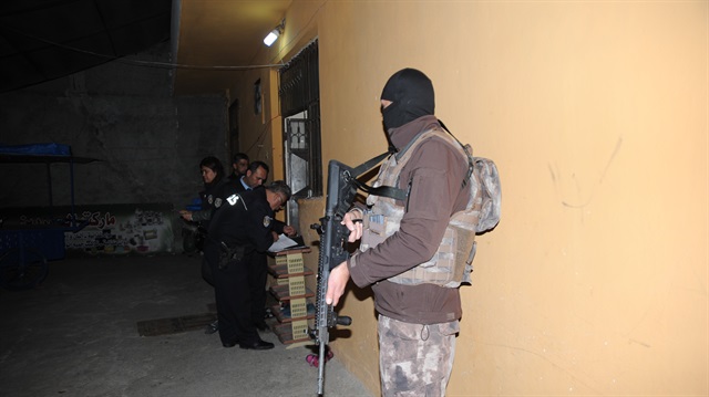 Adana’da özel harekat polislerinin de destek verdiği operasyonlarda, ekipler uzun namlulu silahlarla sokak başlarında güvenlik önlemi aldı.