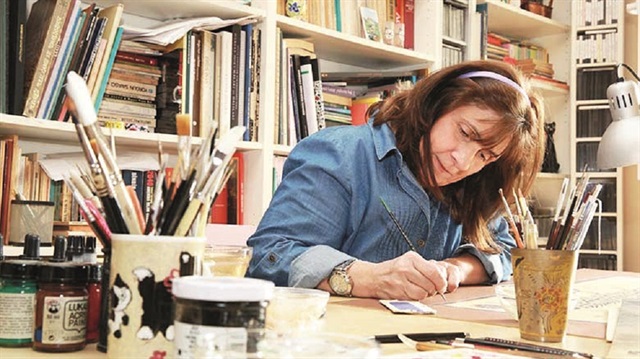 Nilüfer Kurfeyz, tezhip sanatına gönül vermiş sanat hayatında 40 yılı geride bırakmış müzehhibelerimizden sadece biri. Kurfeyz, “Tezhip sanatı bir kadın için en güzel sanatlardan biri. Masanın başında bir ömür geçirebilirim ”diyor.