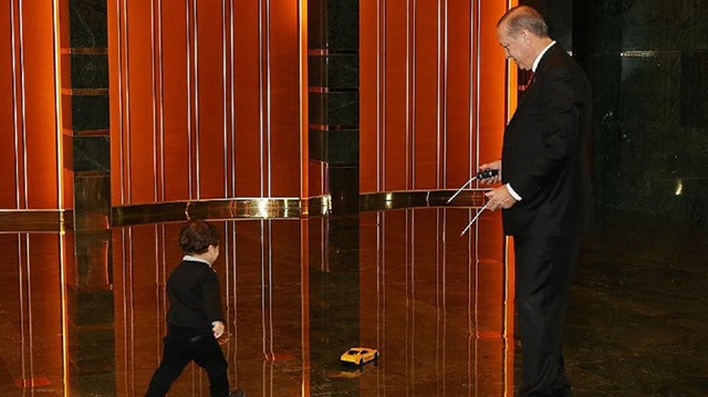 Cumhurbaşkanı Recep Tayyip Erdoğan, Cumhurbaşkanlığı Külliyesi'nde torunuyla.