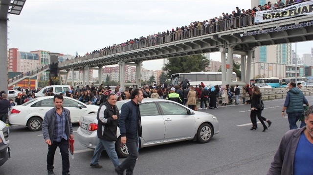 İstanbul'da vatandaşlar TÜYAP kitap fuarına yoğun ilgi gösterdi. Metrobüs üst geçidinde izdiham kuyrukları oluştu. Trafik durma noktasına geldi.