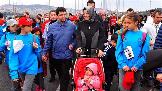 Maratona ailesiyle birlikte katılan Bakan Kaya'ya vatandaşlar sevgi gösterilerinde bulundu.