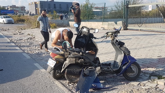 Kaza yapan motosiklet sürücüsüne aldırmayan bir kişinin, motordan benzin çekmesi tepki çekti.