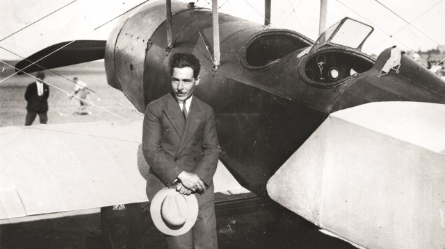 İlk sivil ve askeri uçağı yapıp özel havayolu şirketini kuran Vecihi Hurküş, mühendis ve pilot olmanın yanı sıra edebiyatla da yakından ilgileniyormuş.
