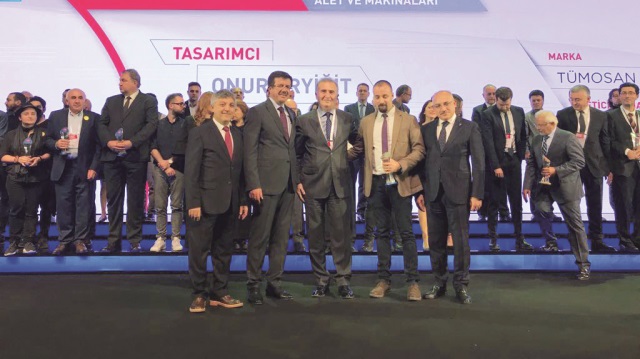 TÜMOSAN'a ödük getiren modelleri tasarlayan Onur Eryiğit, ödülünü Bakan Nihat Zeybekci'den aldı. TÜMOSAN Genel Müdürü Kurtuluş Öğün de Eryiğit ile birlikte sahneye çıktı.