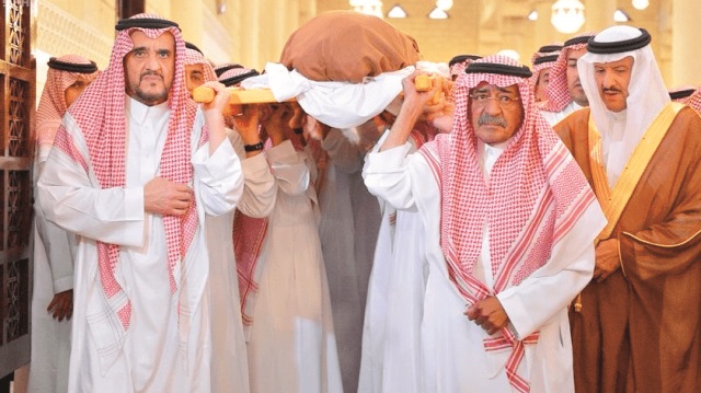 Prens Mukrin bin Abdulaziz, 5 Kasım’da helikopter kazasında hayatını kaybeden oğlu Prens Mansur bin Mukrin’in cenazesini taşırken.