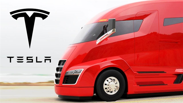 Tesla Semi Truck fütüristik tasarımıyla dikkatleri üzerine çekiyor. 