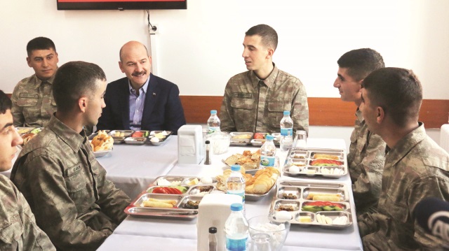 İçişleri Bakanı Süleyman Soylu, Gürbulak Jandarma Karakol Komutanlığındaki kahvaltıda bir araya geldiği askerlerle sohbet etti.