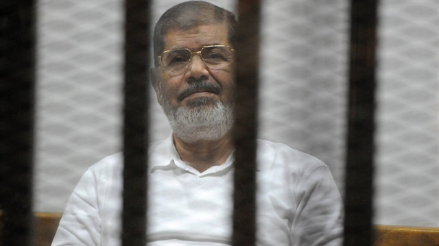 Mısır'ın demokratik seçimlerle göreve gelen ilk Cumhurbaşkanı Mursi, darbeci mahkeme tarafından yargılanırken
