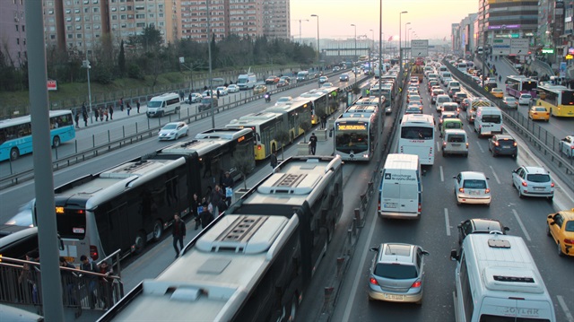 33 duraklık geçiş tarifesi 3,60 lira olan metrobüs için 4,50 lira ücret alıyorlar.