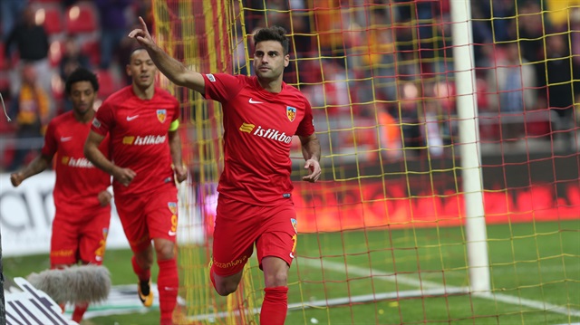 24 yaşındaki Deniz Türüç, Kayserispor'da gösterdiği performansla adından sıça söz ettiriyor. (91 maç, 18 gol, 15 asist)