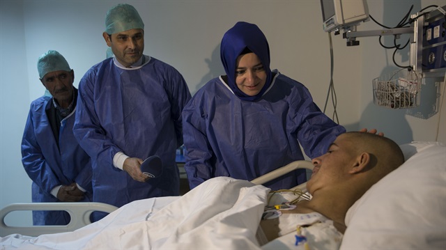 Aile ve Sosyal Politikalar Bakanı Fatma Betül Sayan Kaya ellerini kaybeden Ramazan Taşdemir’i  hastanede ziyaret etti. 