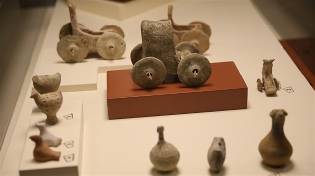 Kazılarda bulunan oyuncak araba 5 bin yıl öncesine ait.